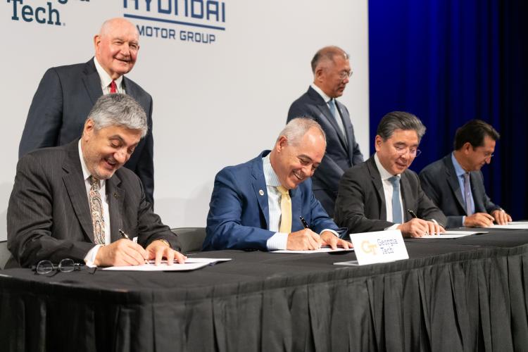 President Cabrera signs MoU with Hyundai. 