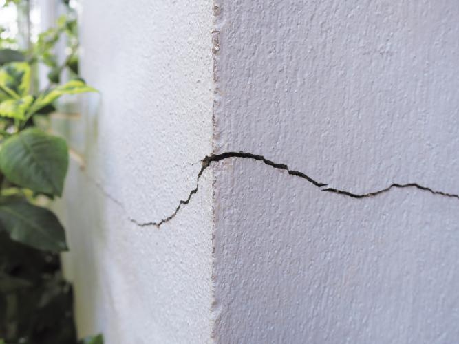 A crack in a building wall.