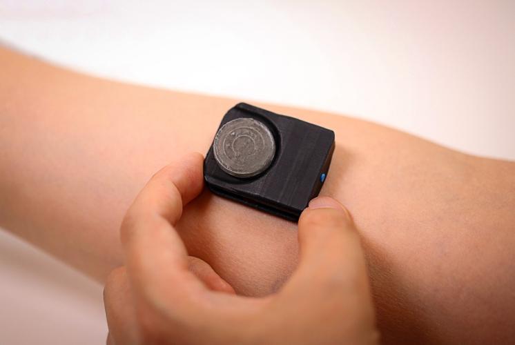 The wireless device measures only two centimeters in length and one-and-a-half centimeters in width, and is the first of its kind to continuously monitor the skin's exchange of vapors with the environment.