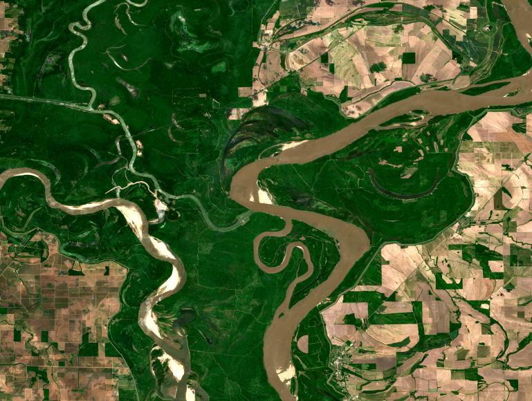 Mississippi River agricultural landscape on open data satellite image