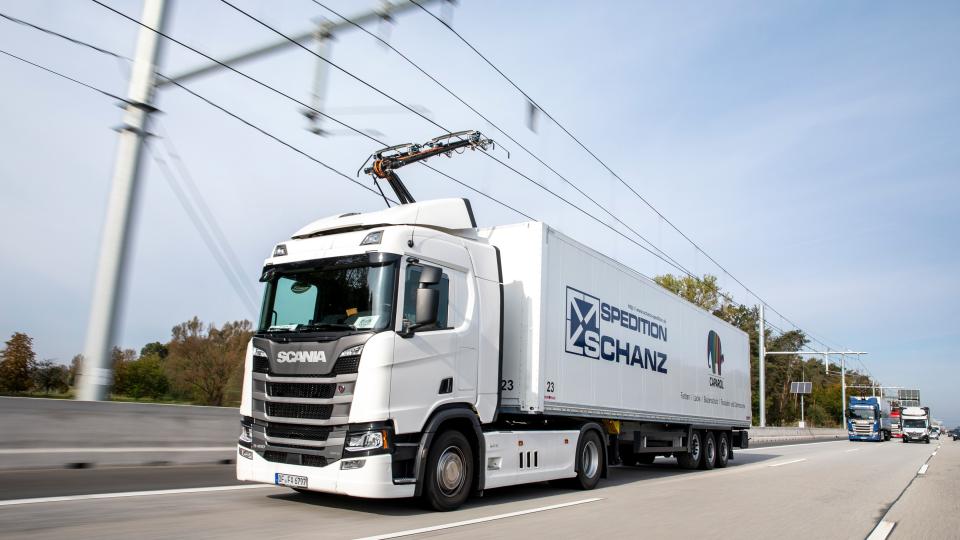 An electric truck using overhead contact lines on Germany's autobahn (photo courtesy: Siemens)
