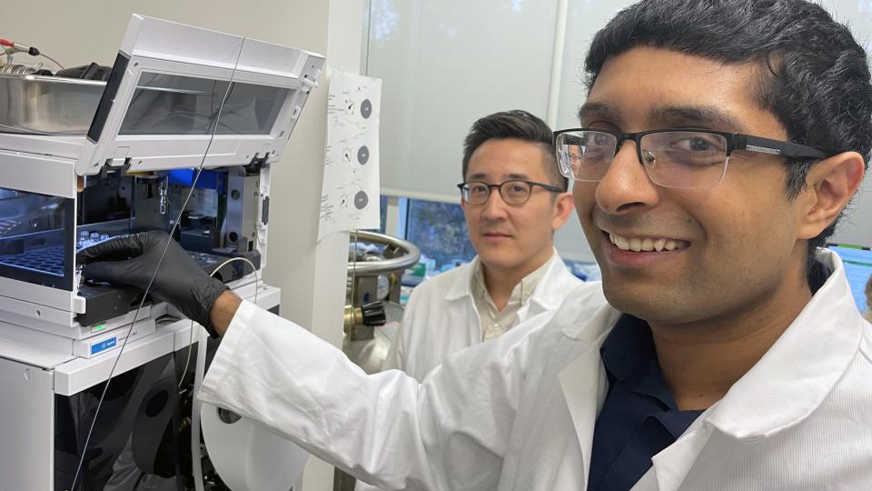 Anirudh Sivakumar (right) and Gabe Kwong led development of new gene-free biosensors for cancer detection.  