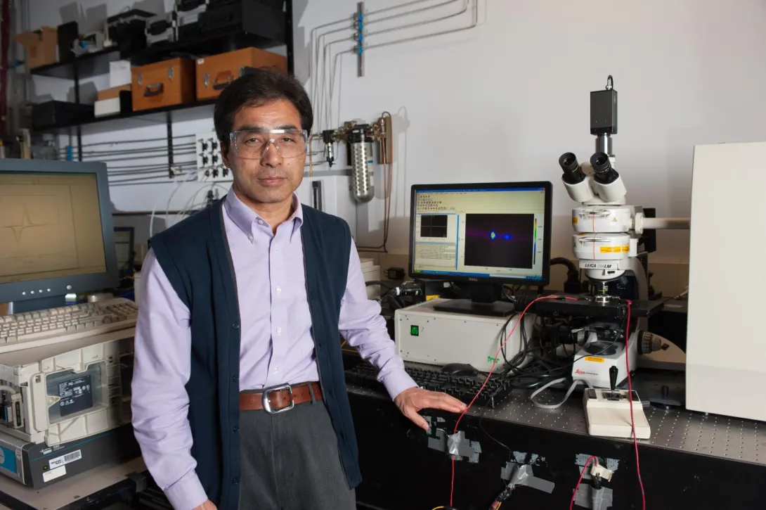 Meilin Liu in his lab