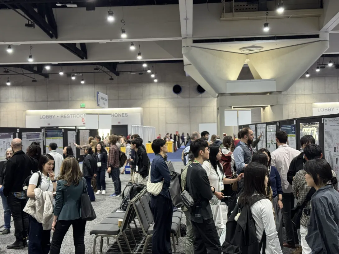 With hundreds of presentations happening simultaneously, the poster floor can be overwhelming at SfN — but for many, that's part of the draw.