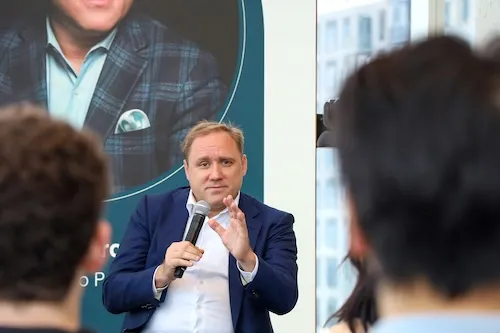 Candid photo of Dmitri Alperovitch (CS 2001, MS InfoSec 2003) speaking to students during a campus visit in 2025. 