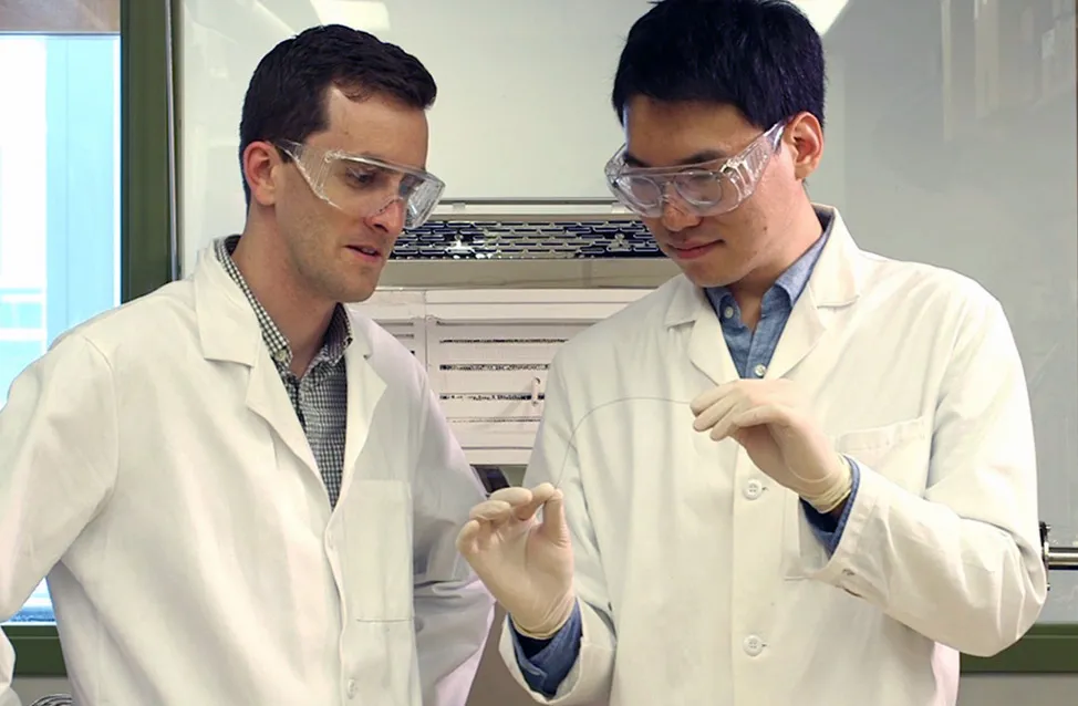 Professors Ryan Lively (Georgia Tech) and Dong-Yeun Koh (KAIST). Koh used to be postdoctoral researcher in the Lively Lab.