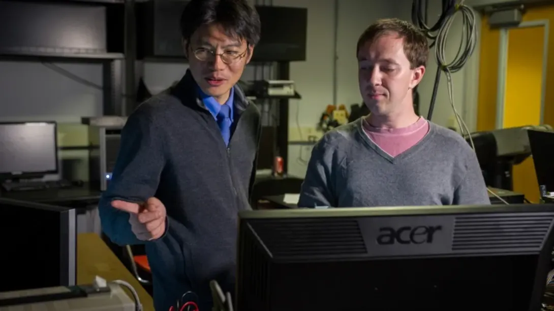 Professor Jun Ueda with a student in his lab